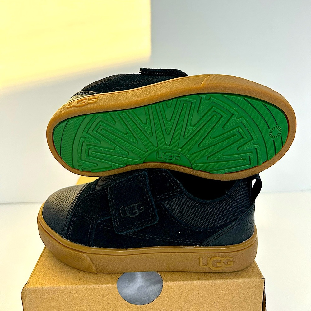 NWT Kids UGG shoes size 7